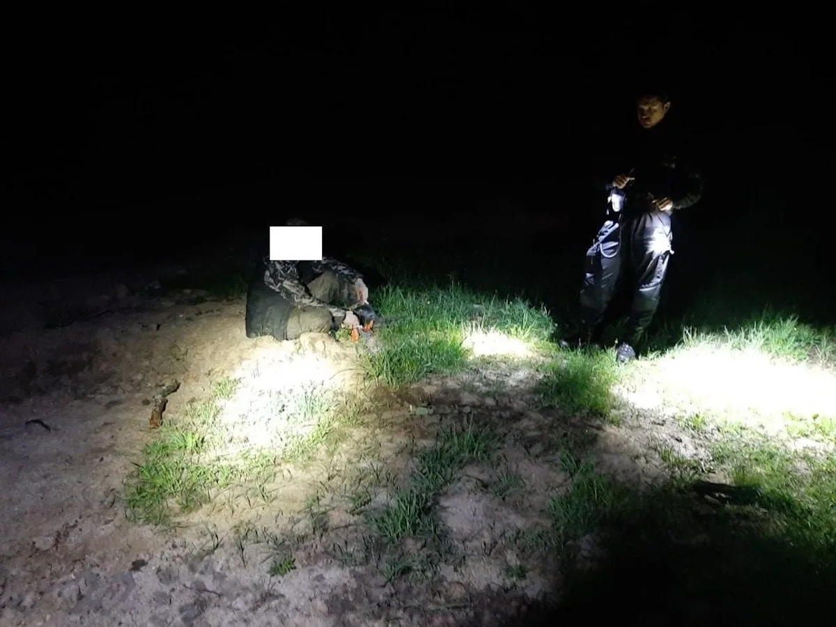 Policie dopadla čtyři kopáče vltavínů. Jeden se více než rok vyhýbal vězení