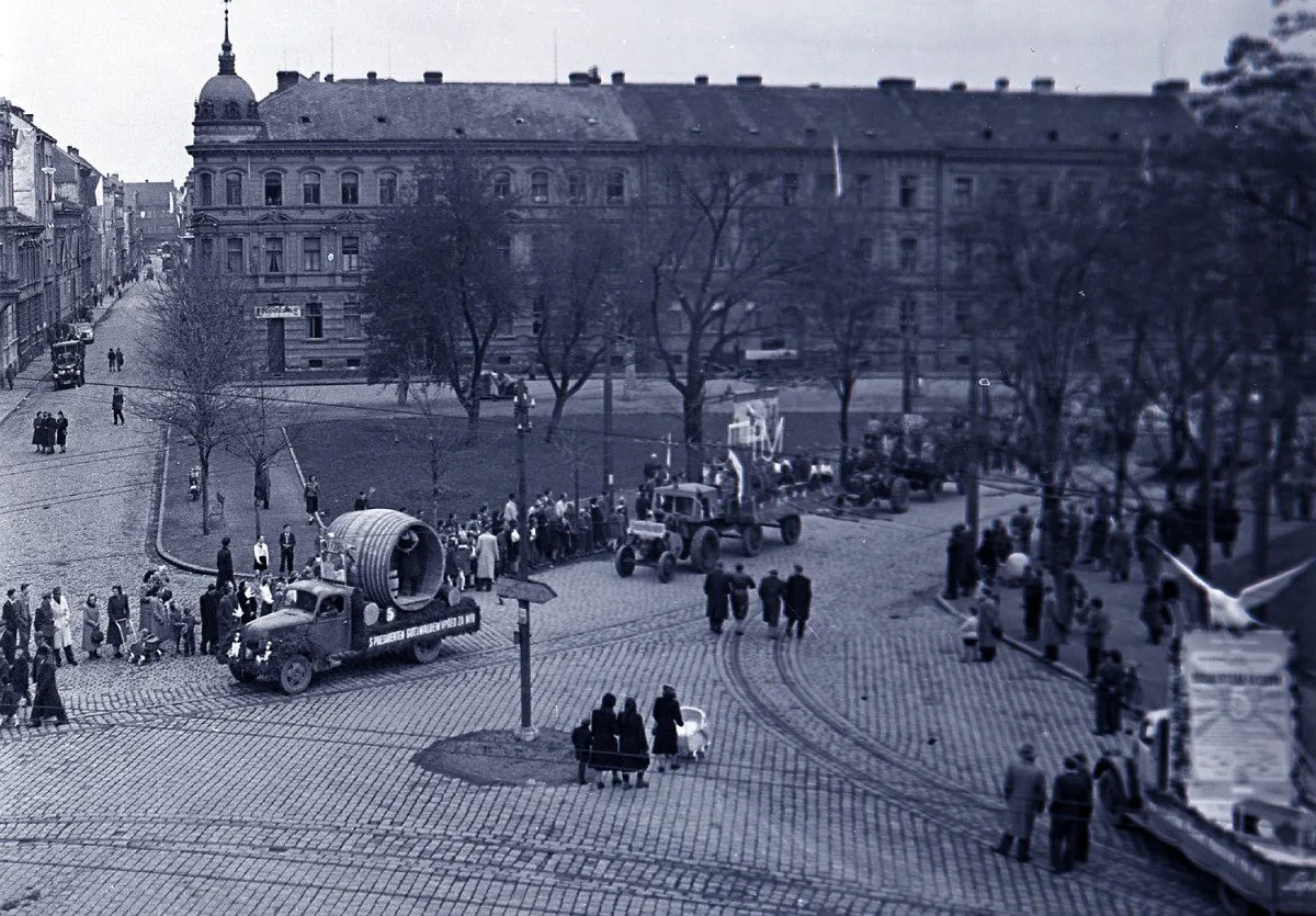 DRBNA HISTORIČKA: Májového průvodu se v roce 1957 zúčastnilo přes 66 tisíc lidí