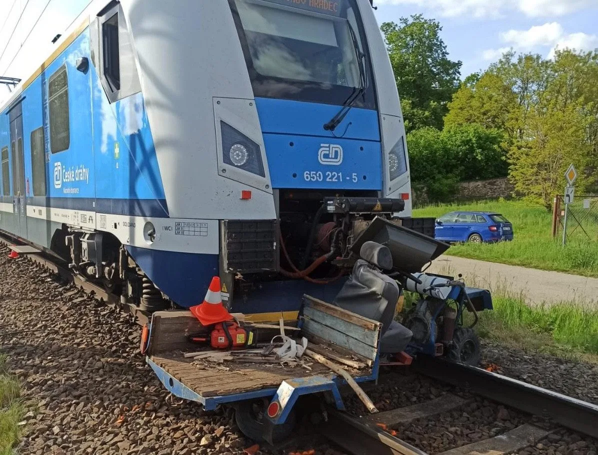 Na železniční přejezd vjel se zahradním traktorem. Střetu s vlakem už nešlo zabránit