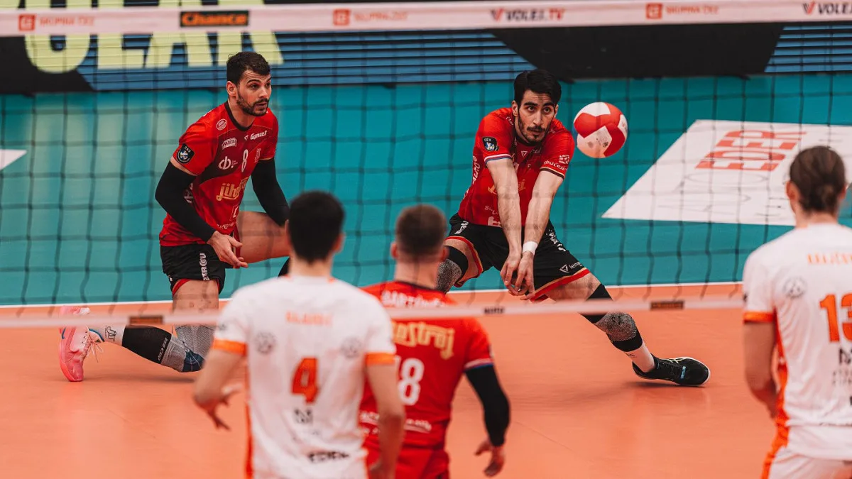 Z Jihostroje odcházejí smečaři Rodrigues a Nikpoor. Odchovanci pokračují