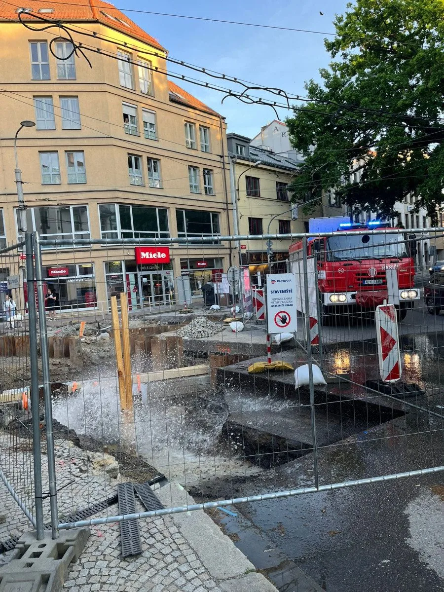 Ve stavebním výkopu prasklo potrubí. Tryskající voda vytopila ulici Na Sadech