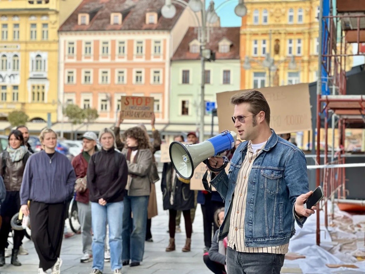 Aktivisté osvobodili primátorku ze skříně, aby upozornili na špatný stav kultury