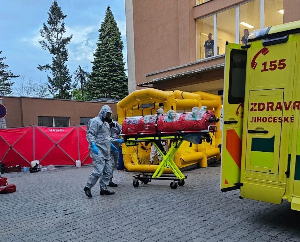 Muž, kterému diagnostikovali vysoce nebezpečnou nemoc, je stabilizovaný. Hygienici již vypátrali všechny, které mohl nakazit