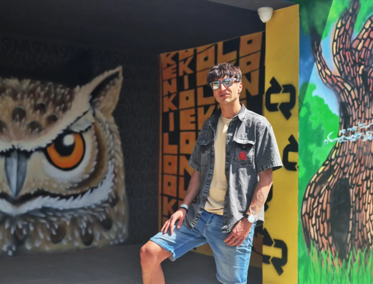 Konečnou zastávku v Husově kolonii zdobí nový streetart, je plný slovních hříček