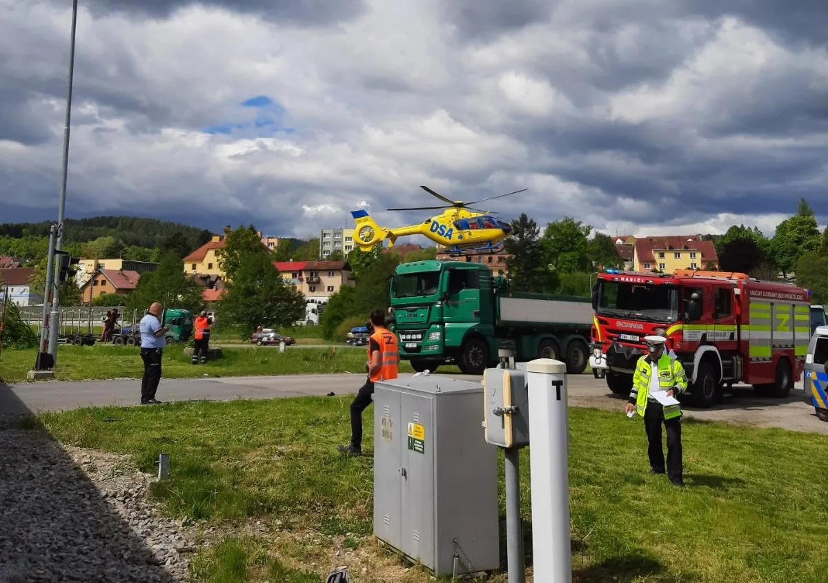 V Kájově se srazilo auto s vlakem. Zraněnou řidičku letecky převezli do nemocnice