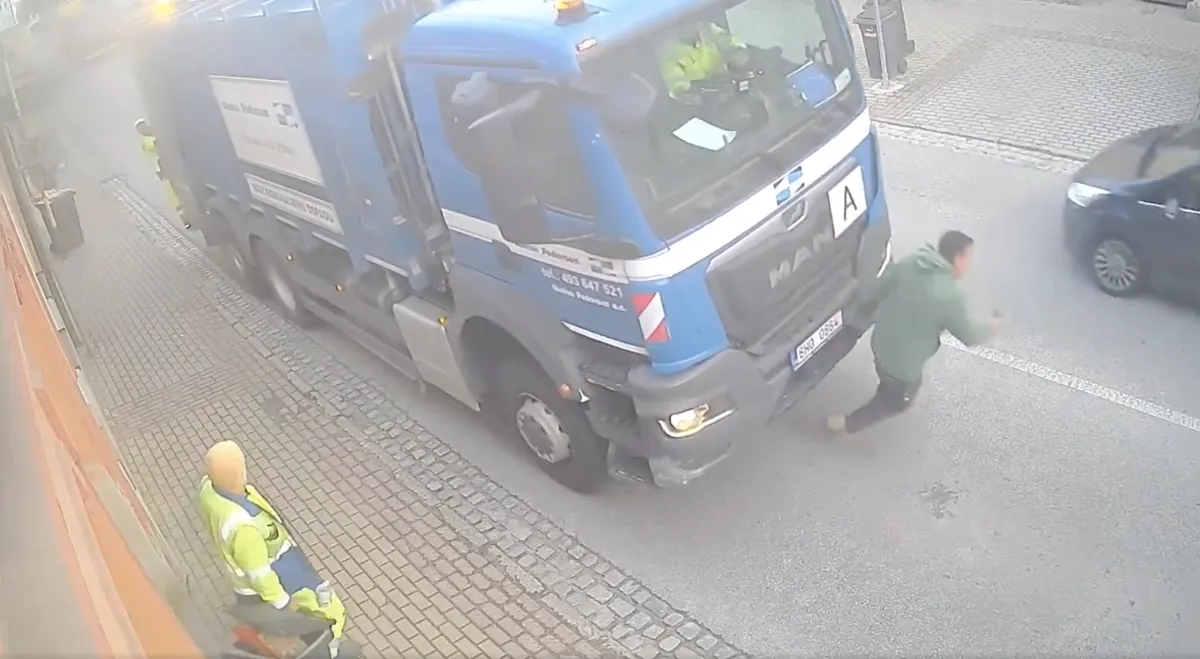 VIDEO: Chvilka nepozornosti. V Trhových Svinech přejelo nákladní auto člověka
