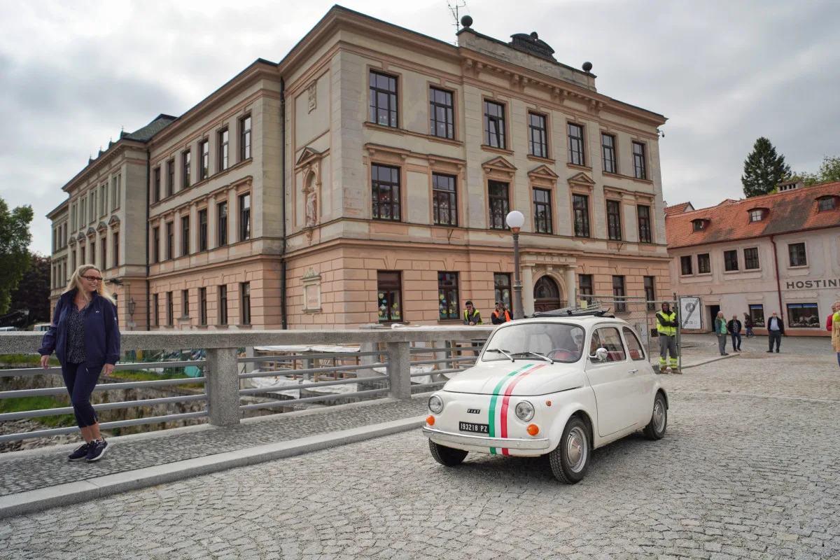 Zrekonstruovaný most v Krumlově je otevřený. Jeho novou éru odstartoval starý Fiat 500