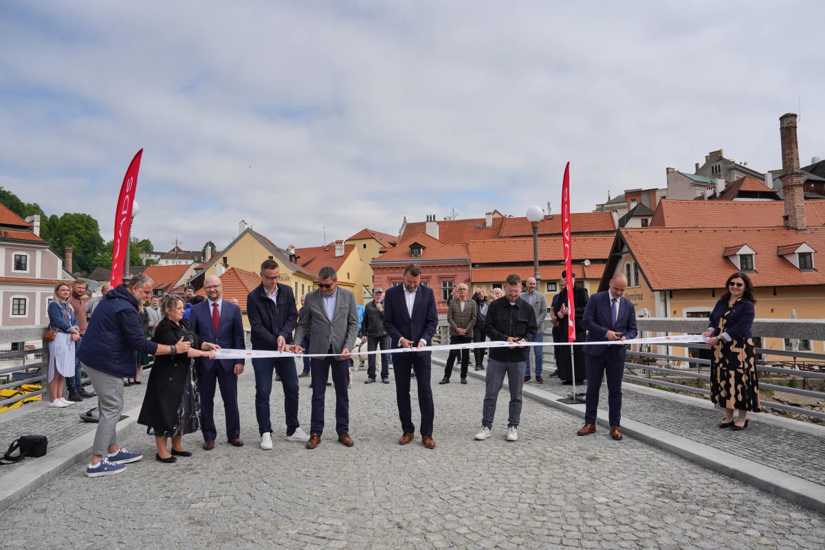 Zrekonstruovaný most v Krumlově je otevřený. Jeho novou éru odstartoval starý Fiat 500