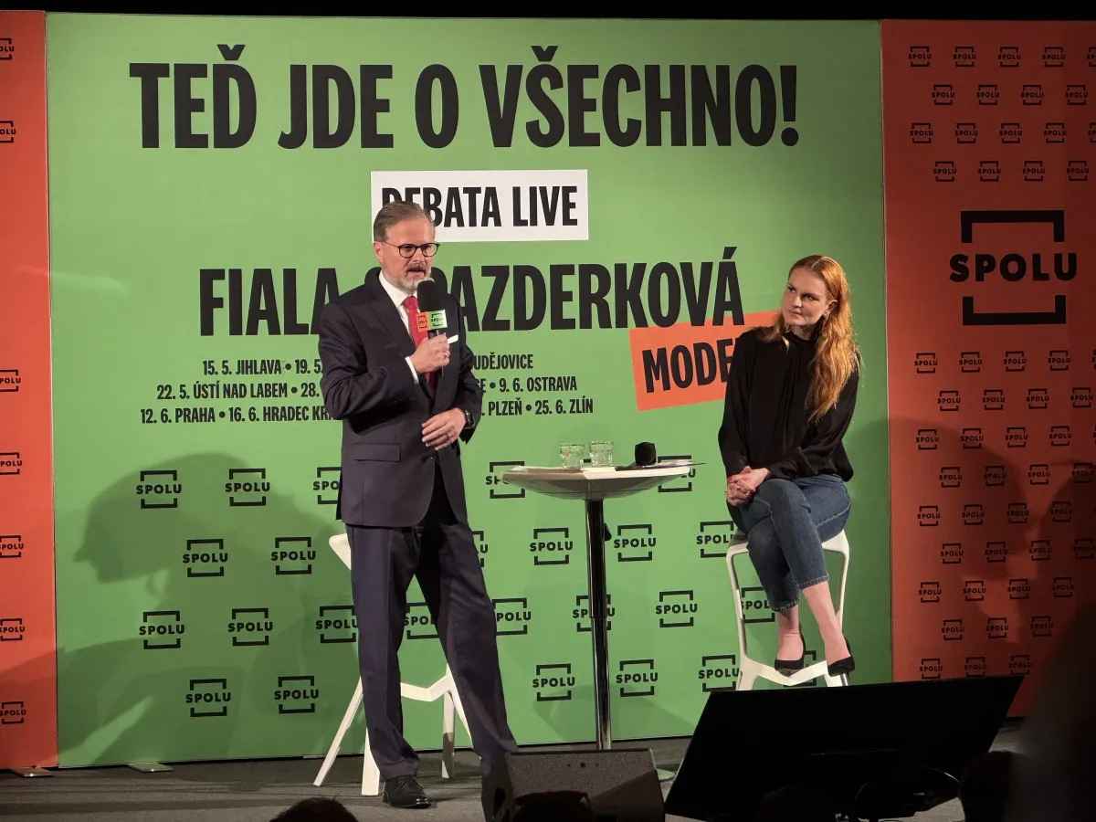 Platy politiků, životní prostředí, ale i chemtrails. Premiér Fiala odpovídal na dotazy v budějckém Metropolu