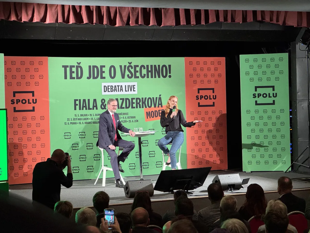 Platy politiků, životní prostředí, ale i chemtrails. Premiér Fiala odpovídal na dotazy v budějckém Metropolu