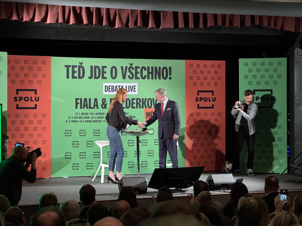 Platy politiků, životní prostředí, ale i chemtrails. Premiér Fiala odpovídal na dotazy v budějckém Metropolu