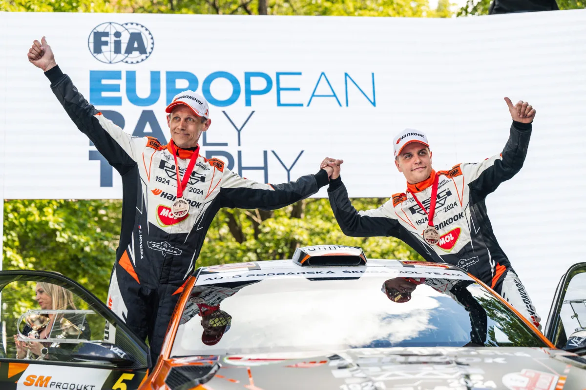 Dominik Stříteský (vpravo) se svým navigátorem Jiřím Hovorkou slaví svůj loňský triumf na českokrumlovských tratích. Foto: Rallye Český Krumlov.