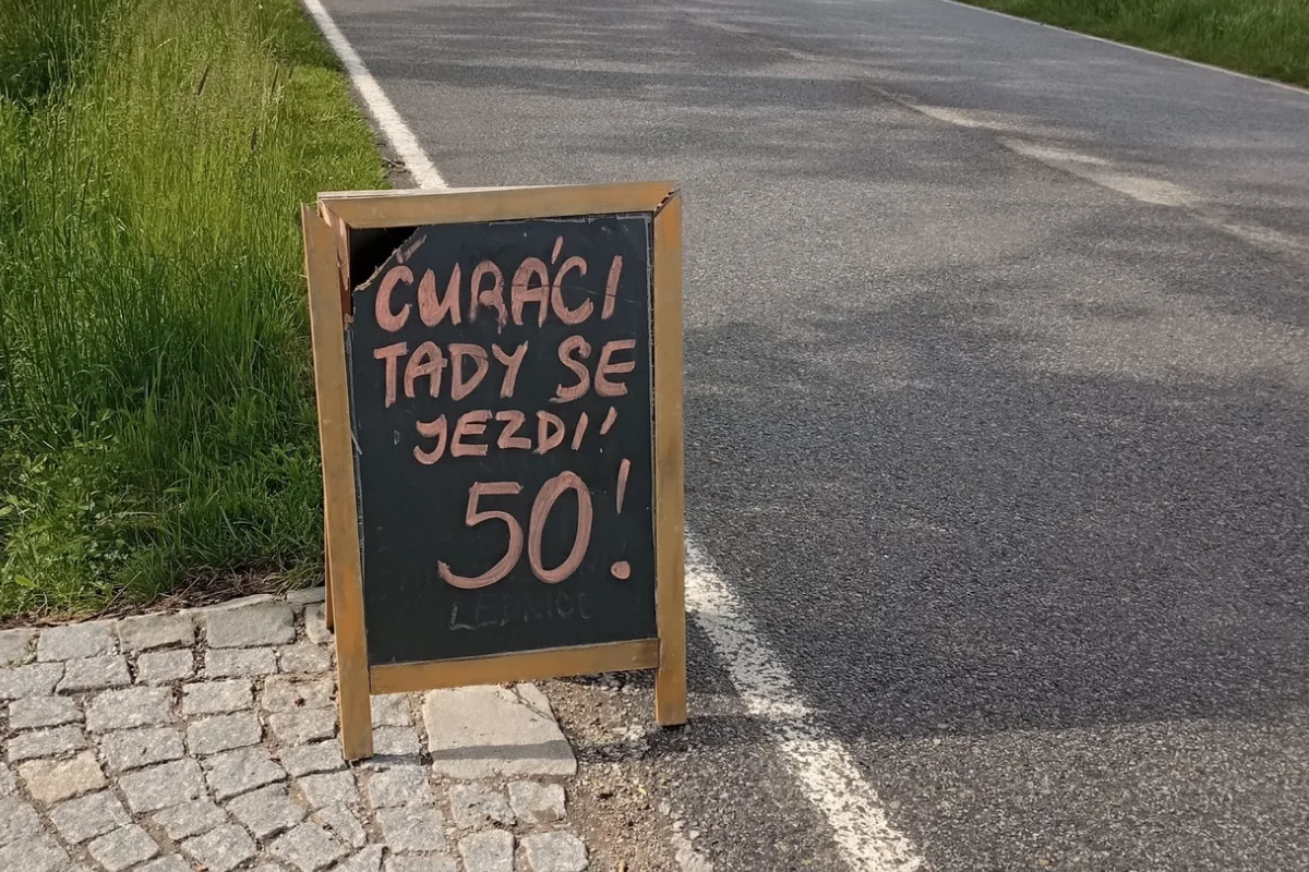 „Č*ráci, tady se jezdí 50!“ Cedule u statku je zoufalý pokus o zpomalení řidičů