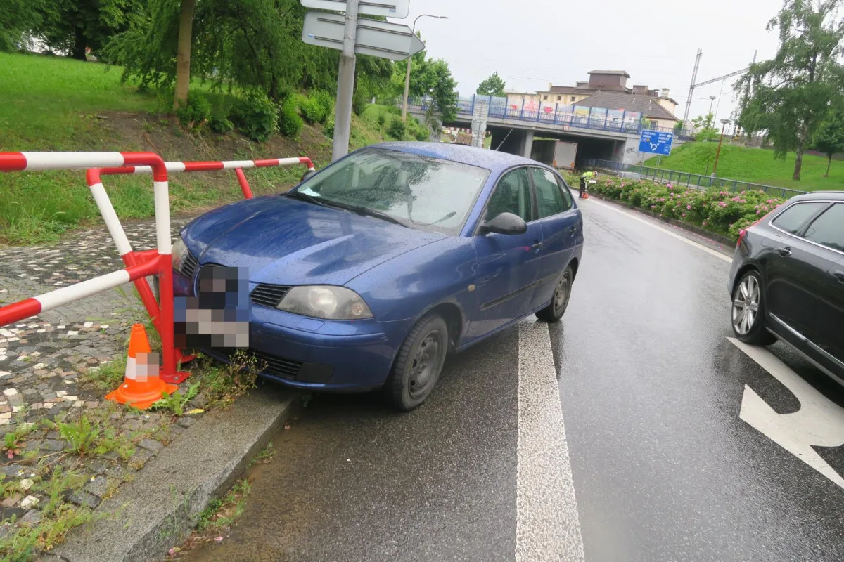 Prchající recidivista vyskočil za jízdy z auta a zmizel v parku. Auto skončilo ve svodidlech