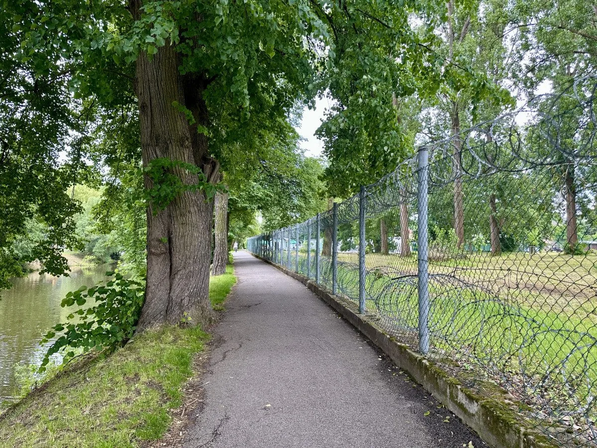 Úzká a obehnaná žiletkovým drátem. Město chce rozšířit nebezpečnou cyklostezku