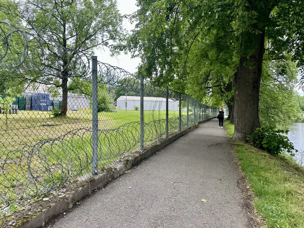 Úzká a obehnaná žiletkovým drátem. Město chce rozšířit nebezpečnou cyklostezku