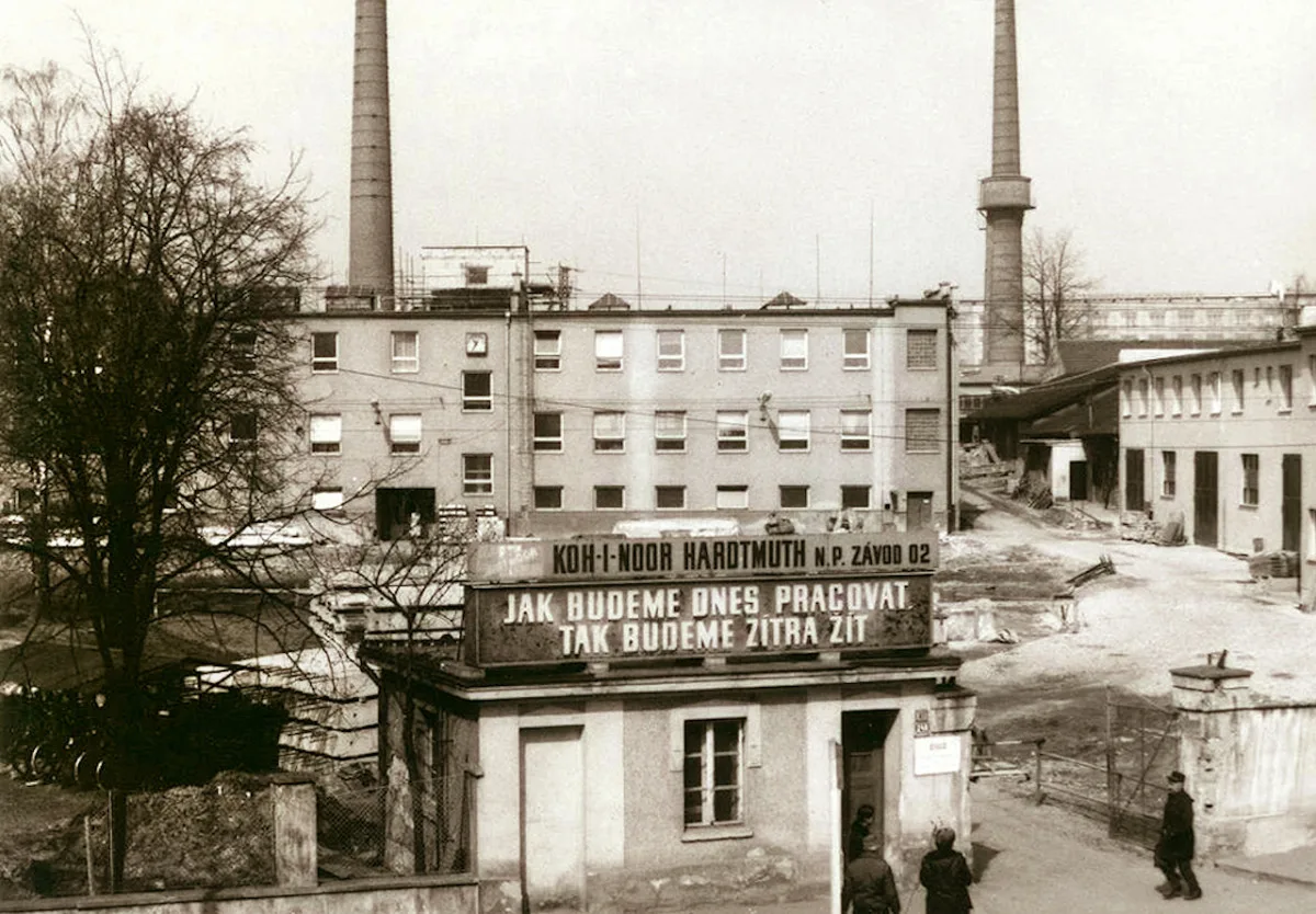 DRBNA HISTORIČKA: Tam, kde kdysi voněly tužky, dnes projíždí jen vlaky ke Kovošrotu