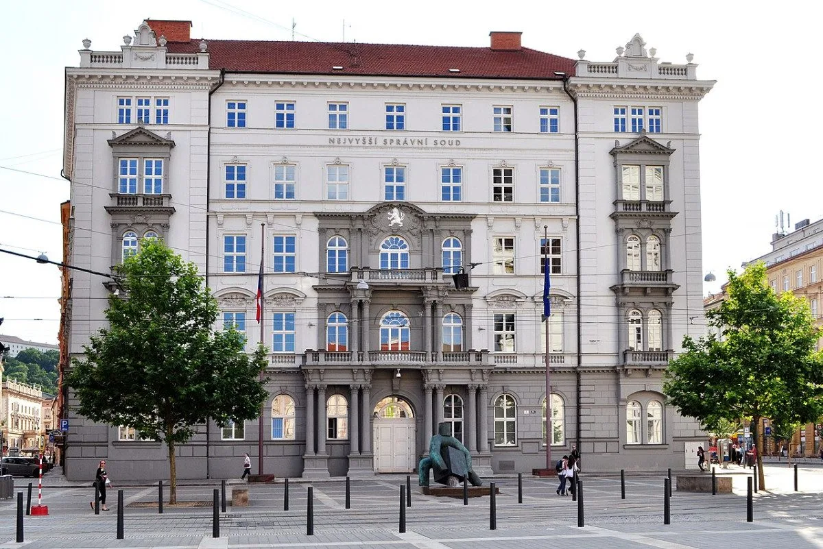 Jedna minuta zastupitelům k přednesení dotazu nestačí, potvrdil NSS