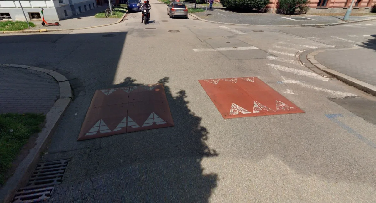 Z centra města zmizí zpomalovací polštáře. Už jsou nadbytečné, zní z radnice