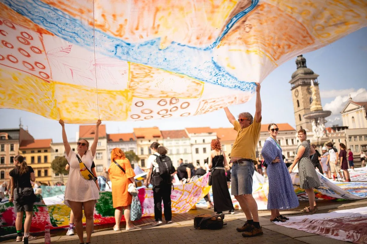 Slavnost Soutok byla slavnostně zahájena 6. 6. v 16 hodin na Náměstí Přemysla Otakara II. akcí Obraz pro moje město (autor: Libor Staněk)