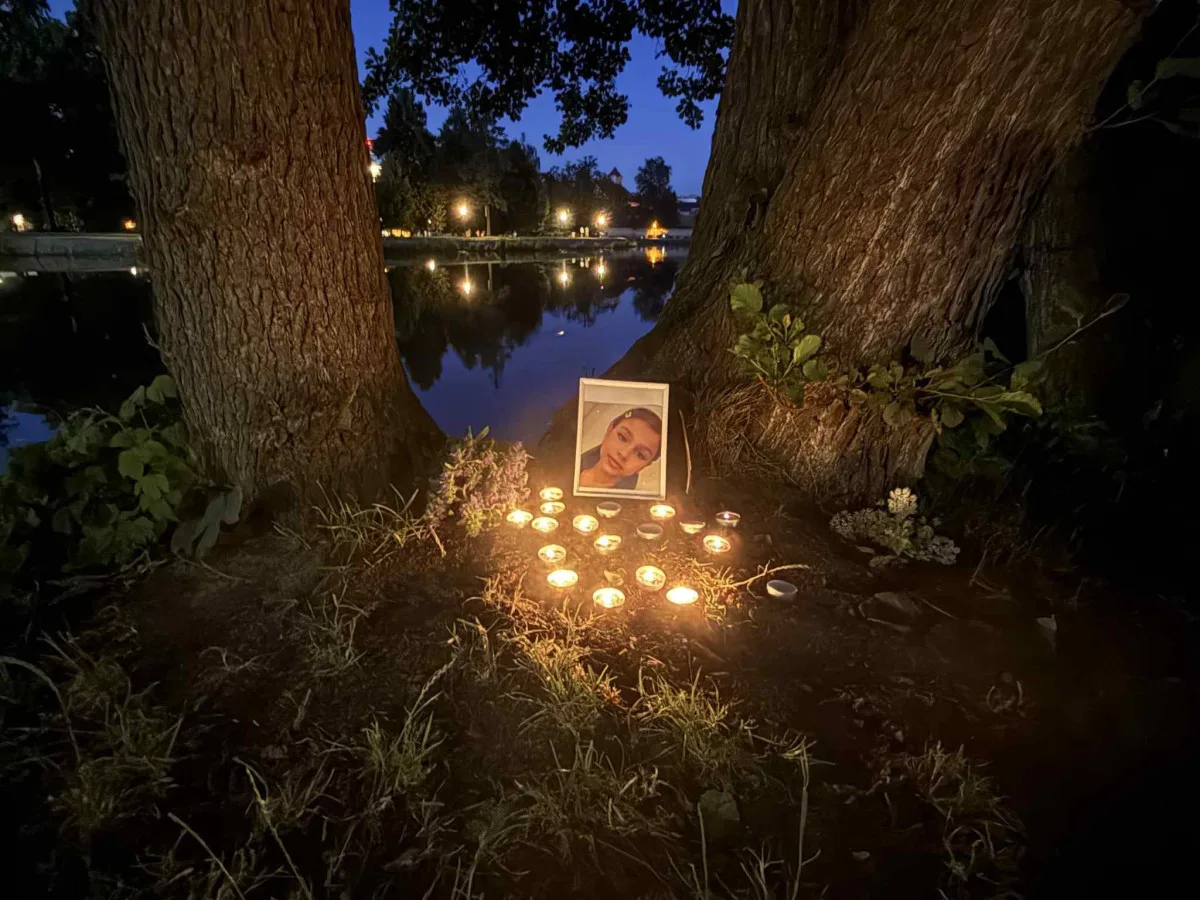 Fotka a zapálené svíčky. U Vltavy vznikl pomníček pro malou Nikolku