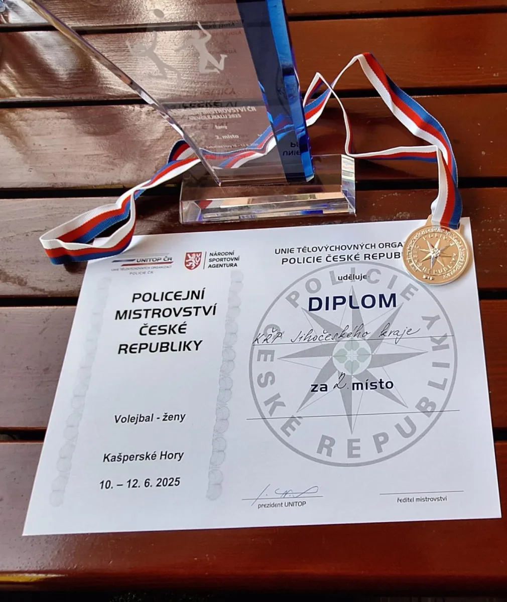 Jihočeští policisté slaví historický úspěch ve volejbale. Po 15 letech vezou medaile ženy i muži