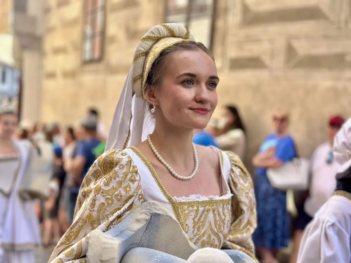 Českým Krumlovem prošel historický průvod. Nechyběli šermíři, kejklíři ani koně s kočáry.