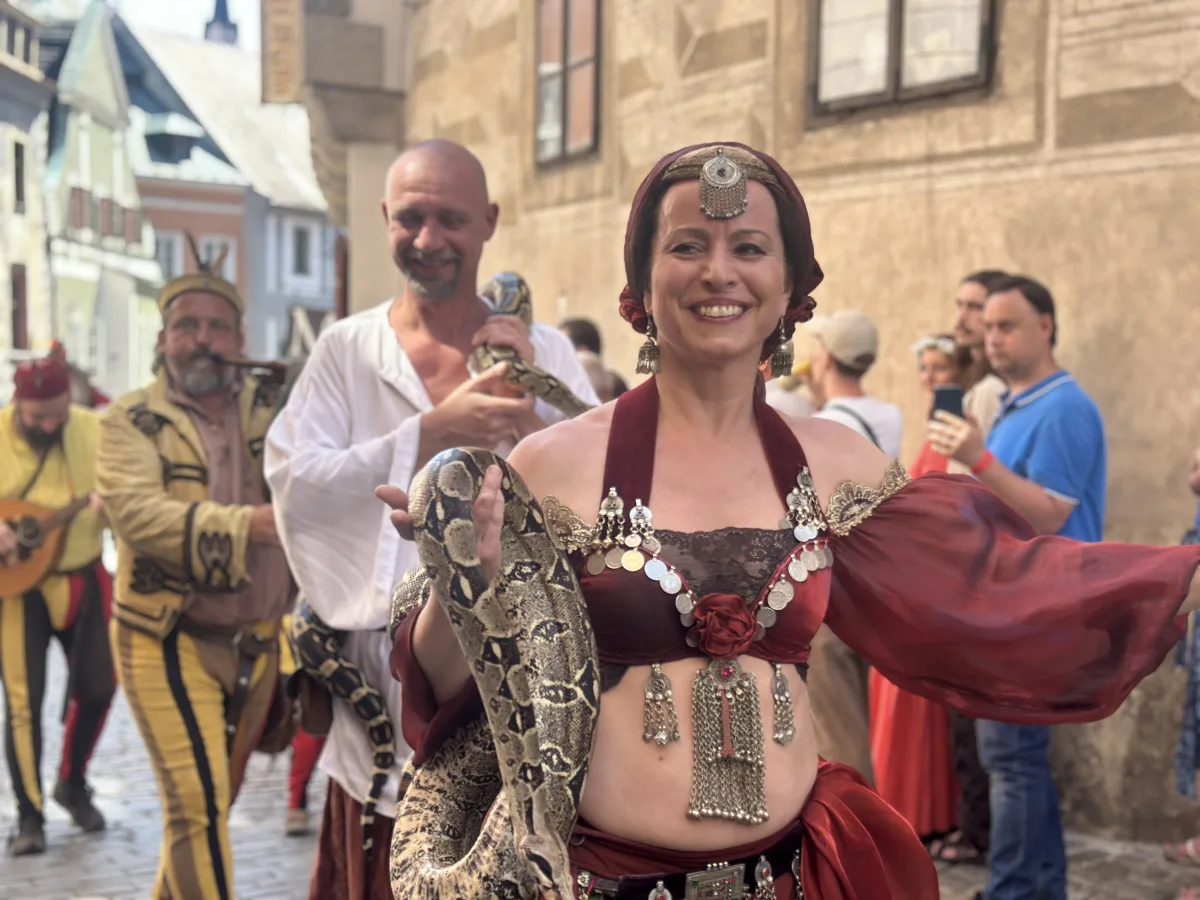 Českým Krumlovem prošel historický průvod. Nechyběli šermíři, kejklíři ani koně s kočáry.