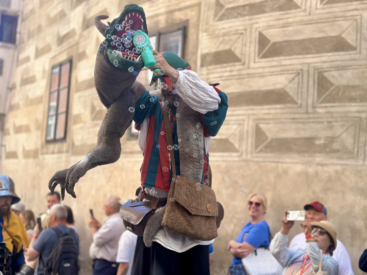 Českým Krumlovem prošel historický průvod. Nechyběli šermíři, kejklíři ani koně s kočáry.