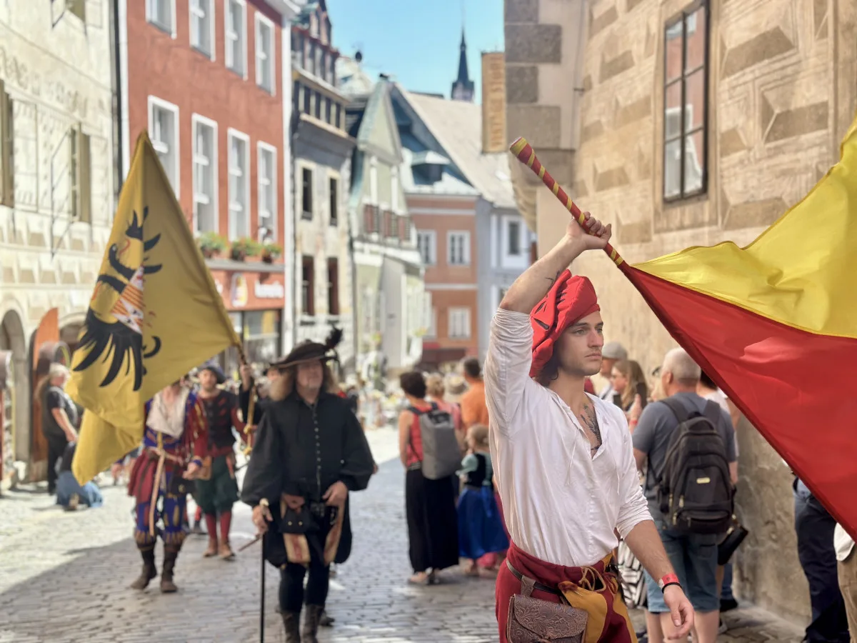 Českým Krumlovem prošel historický průvod. Nechyběli šermíři, kejklíři ani koně s kočáry.