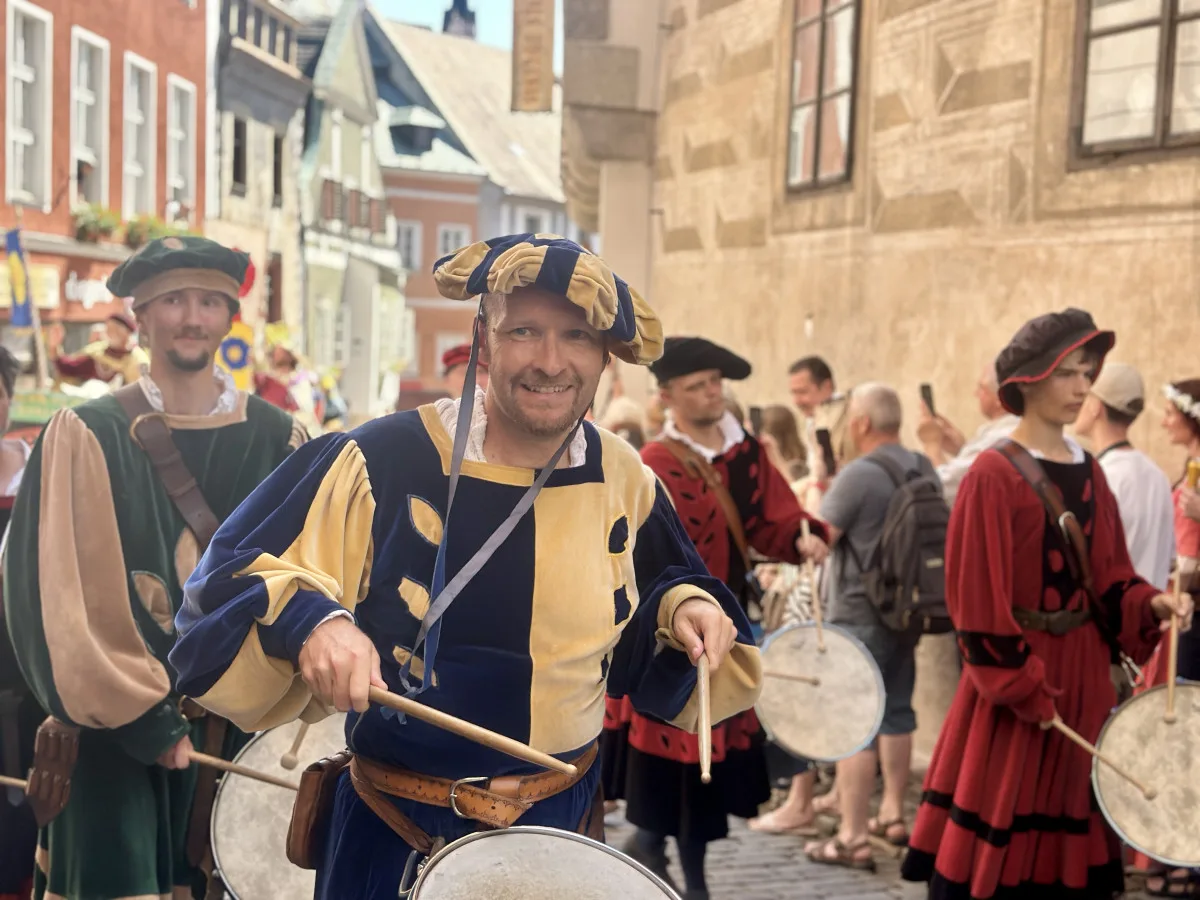 Českým Krumlovem prošel historický průvod. Nechyběli šermíři, kejklíři ani koně s kočáry.