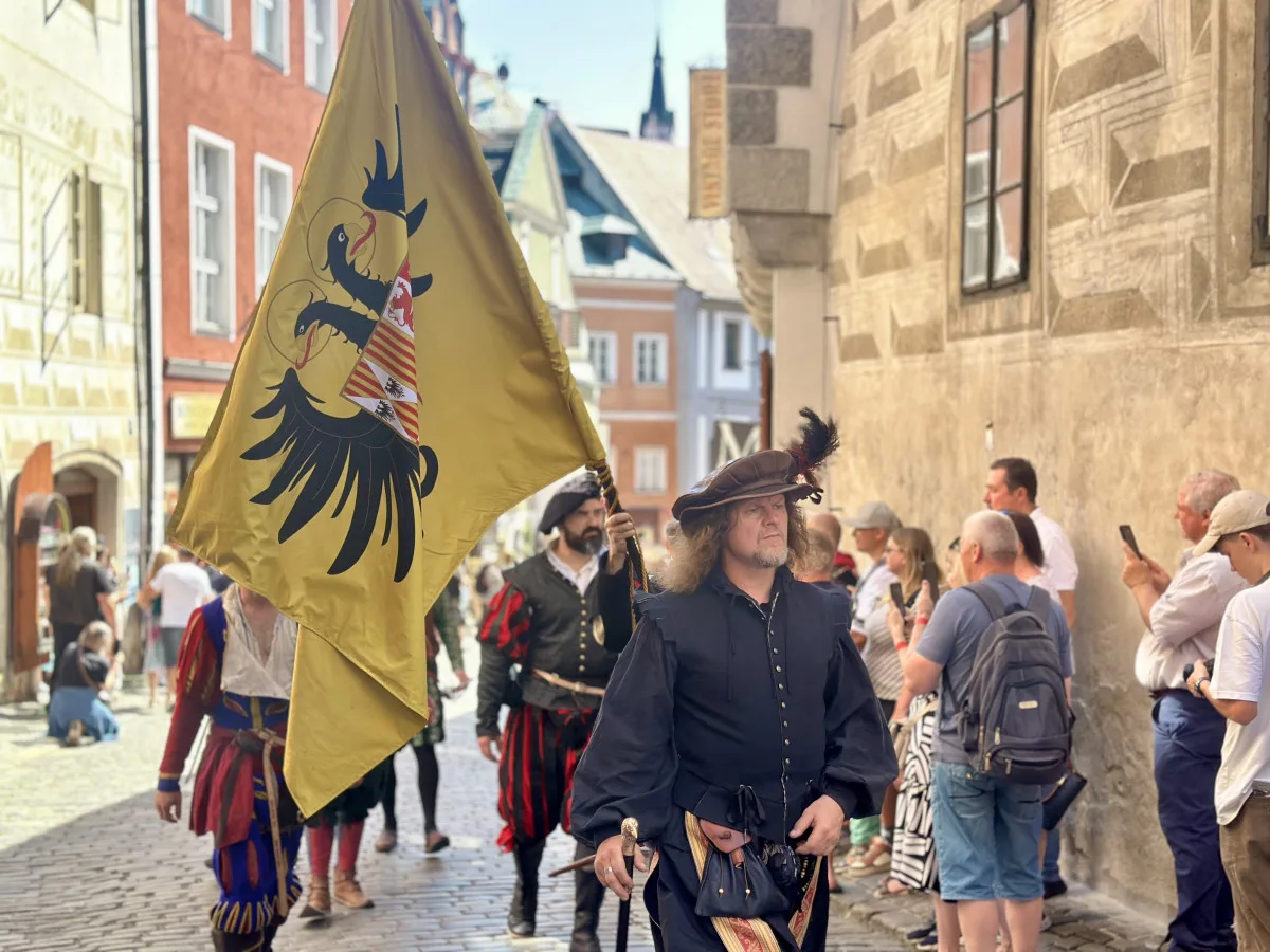 Českým Krumlovem prošel historický průvod. Nechyběli šermíři, kejklíři ani koně s kočáry.