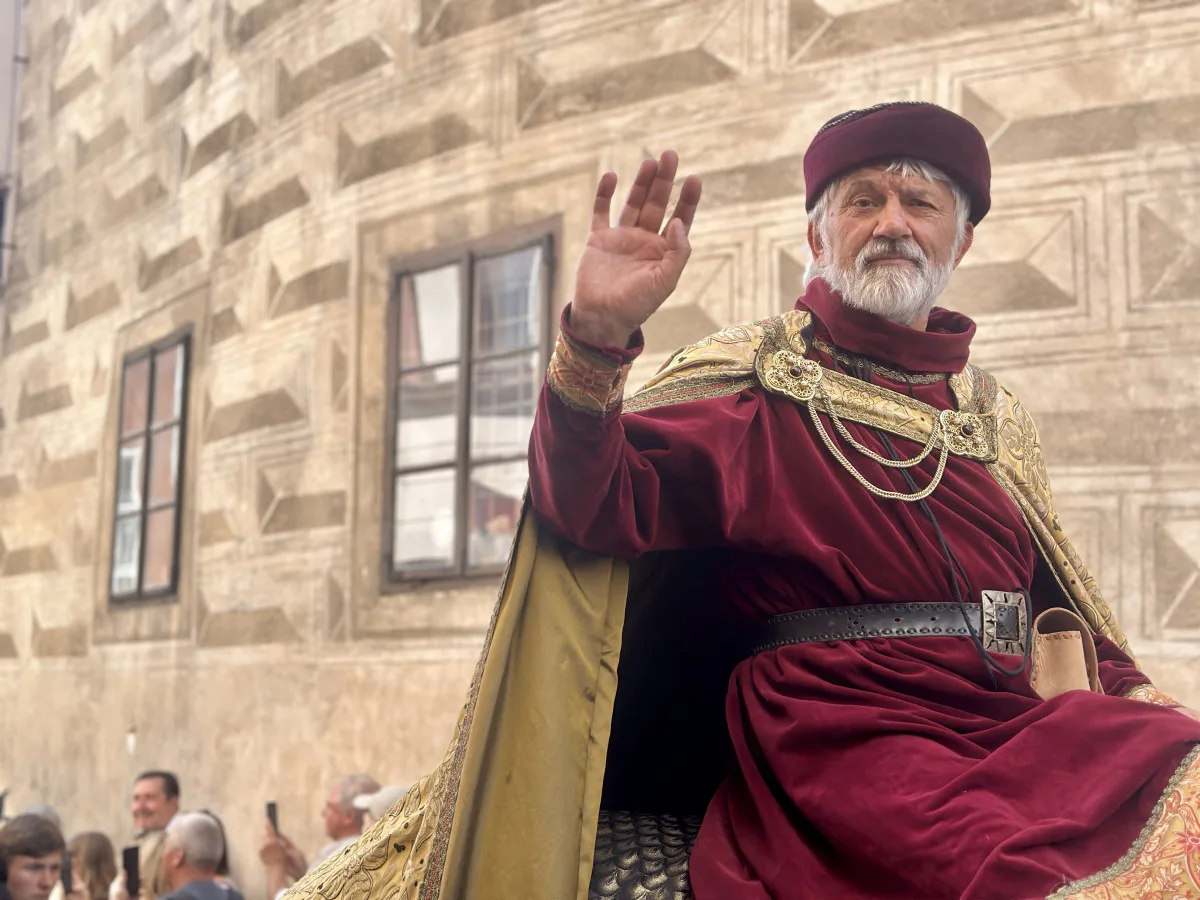 Českým Krumlovem prošel historický průvod. Nechyběli šermíři, kejklíři ani koně s kočáry.
