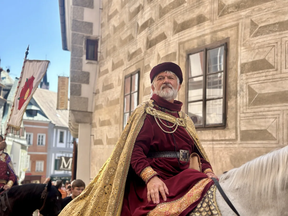 Českým Krumlovem prošel historický průvod. Nechyběli šermíři, kejklíři ani koně s kočáry.