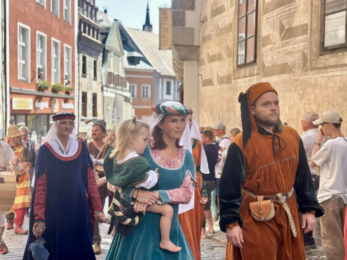 Českým Krumlovem prošel historický průvod. Nechyběli šermíři, kejklíři ani koně s kočáry.
