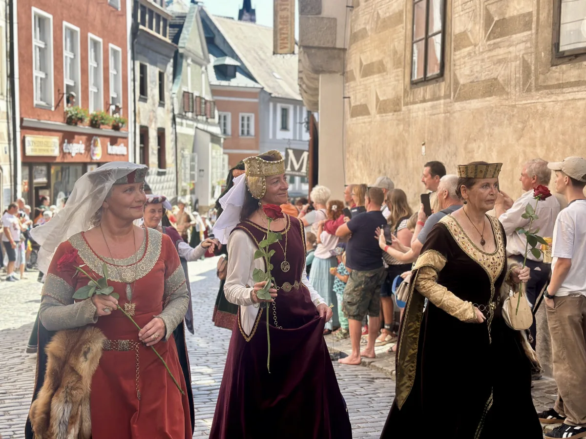 Českým Krumlovem prošel historický průvod. Nechyběli šermíři, kejklíři ani koně s kočáry.