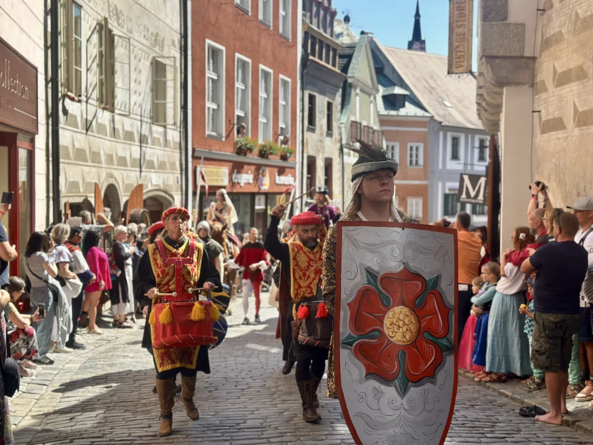 Českým Krumlovem prošel historický průvod. Nechyběli šermíři, kejklíři ani koně s kočáry.