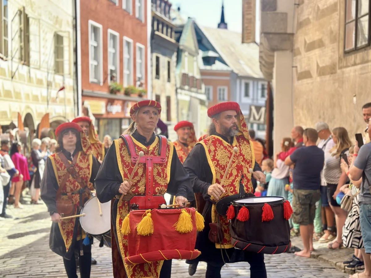 Českým Krumlovem prošel historický průvod. Nechyběli šermíři, kejklíři ani koně s kočáry.