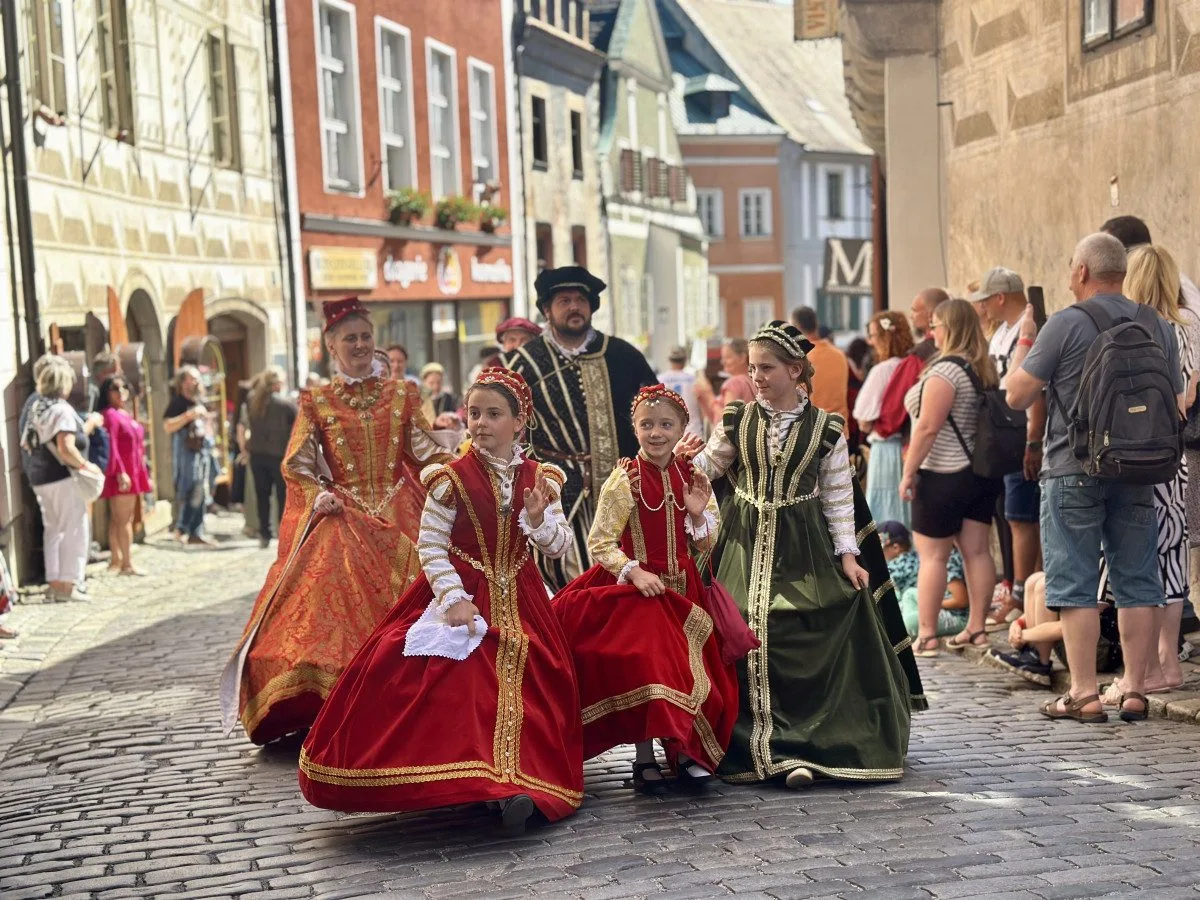Českým Krumlovem prošel historický průvod. Nechyběli šermíři, kejklíři ani koně s kočáry.
