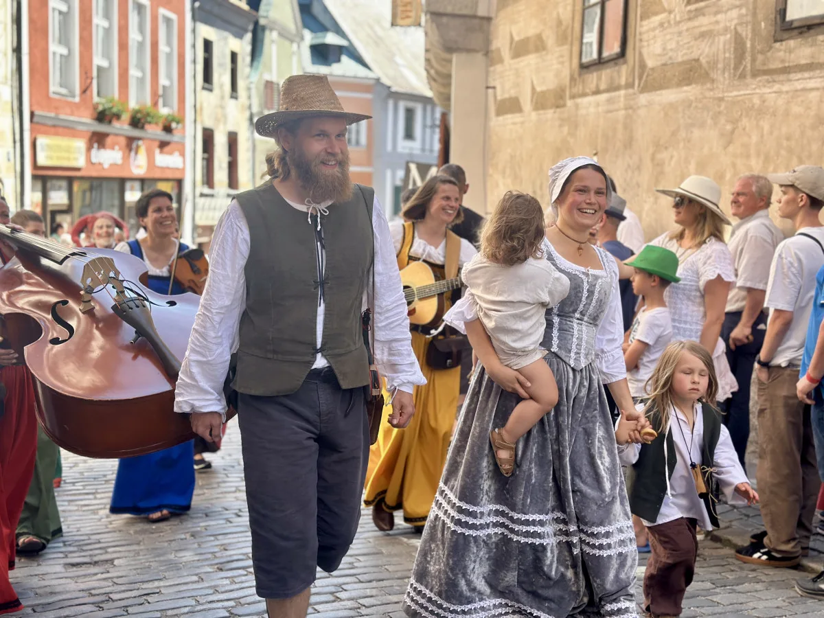 Českým Krumlovem prošel historický průvod. Nechyběli šermíři, kejklíři ani koně s kočáry.