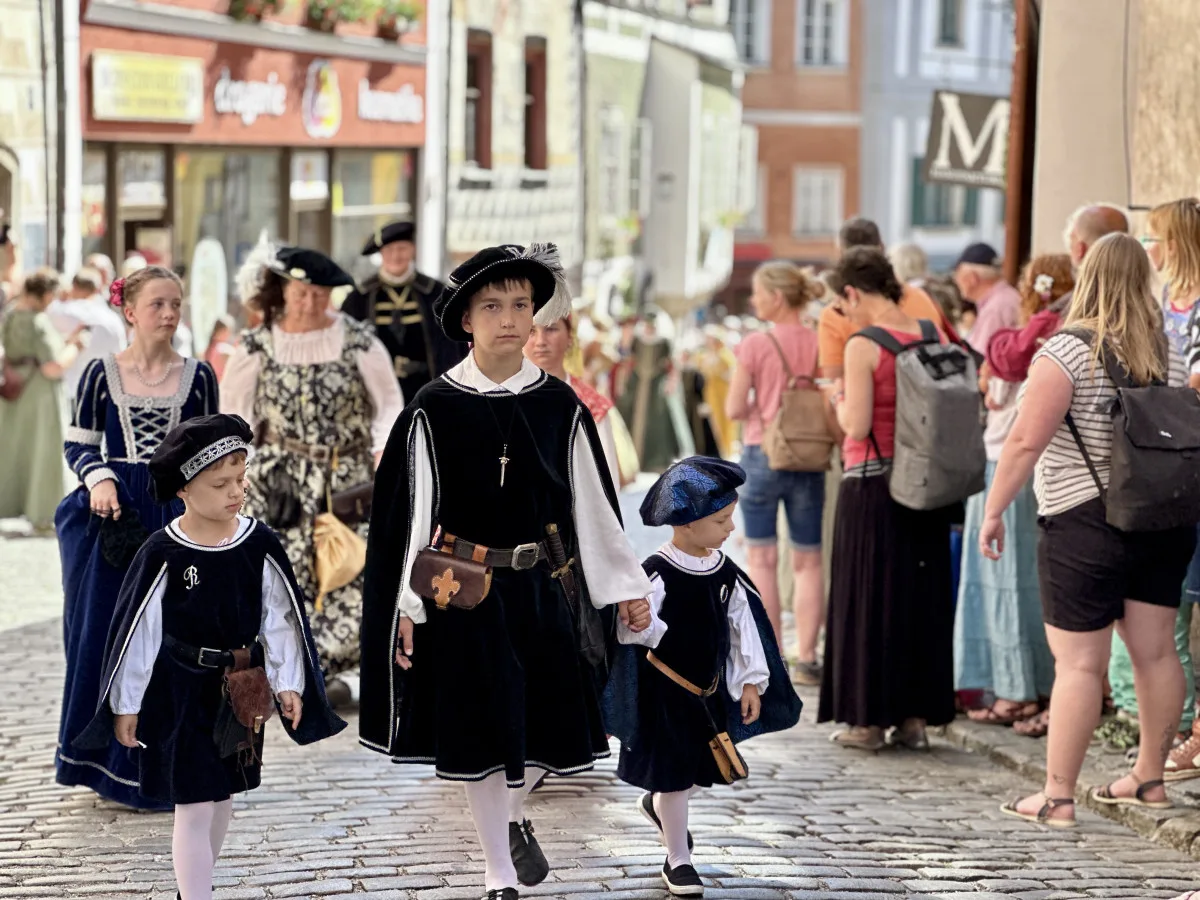 Českým Krumlovem prošel historický průvod. Nechyběli šermíři, kejklíři ani koně s kočáry.