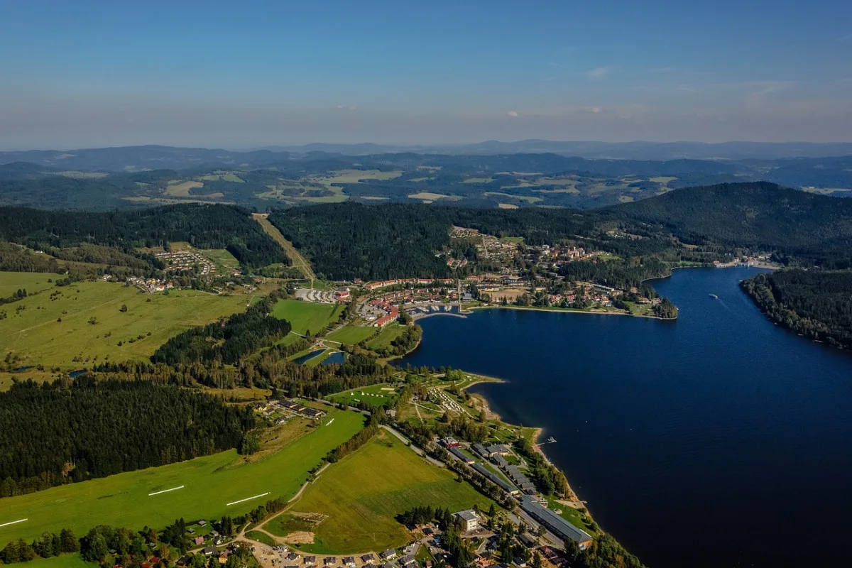 Turisté na léto plní ubytování v okolí lipenské přehrady, někde mají už plno
