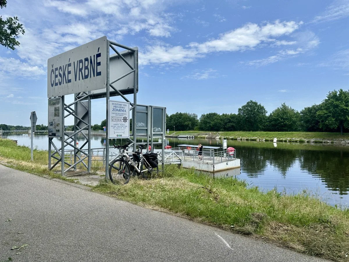Cyklistům pomůže přes Vltavu nový přívoz, jezdit bude do konce října