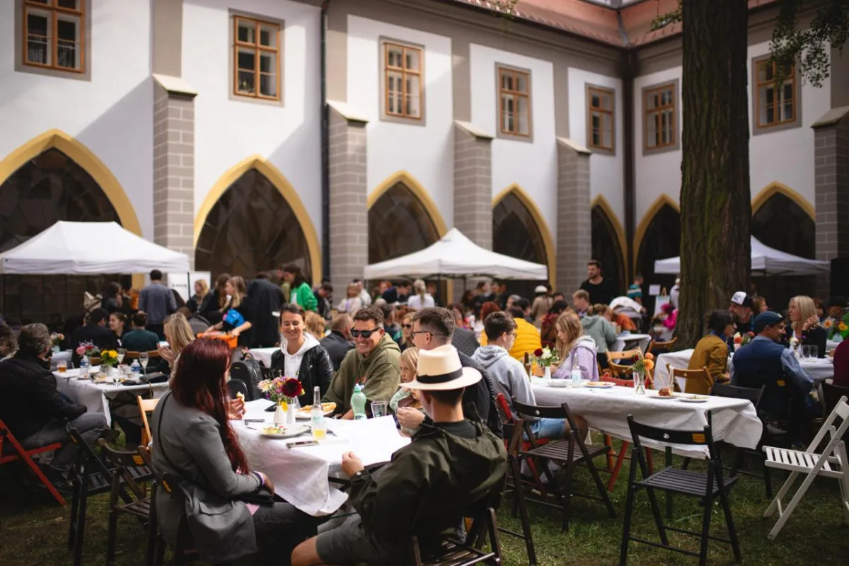 Letní kino plné chutí a filmových zážitků. Přijďte si užít začátek prázdnin do Háječku