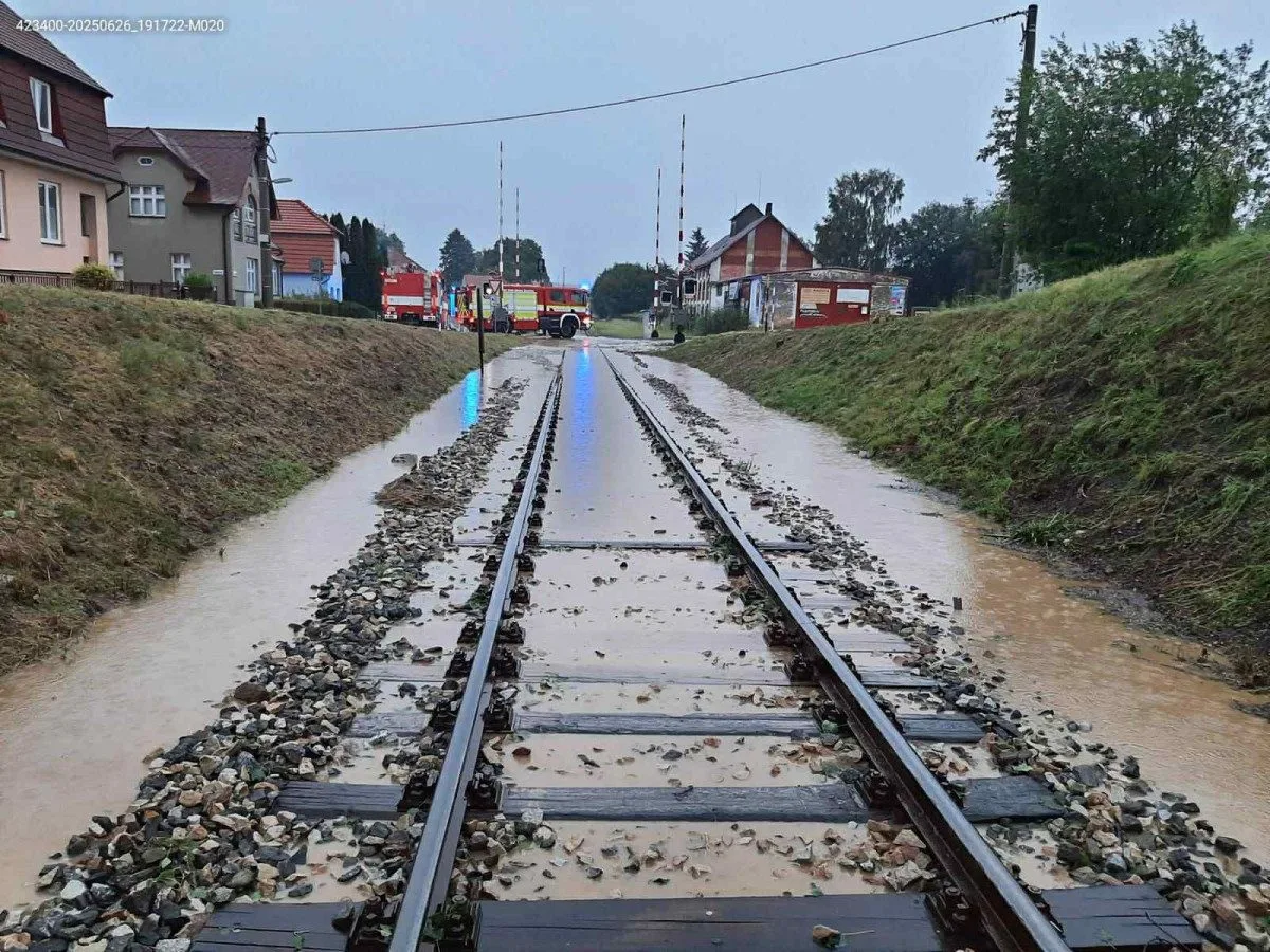 Hasiči na jihu Čech odstraňovali po bouřkách popadané stromy, voda podemlela trať