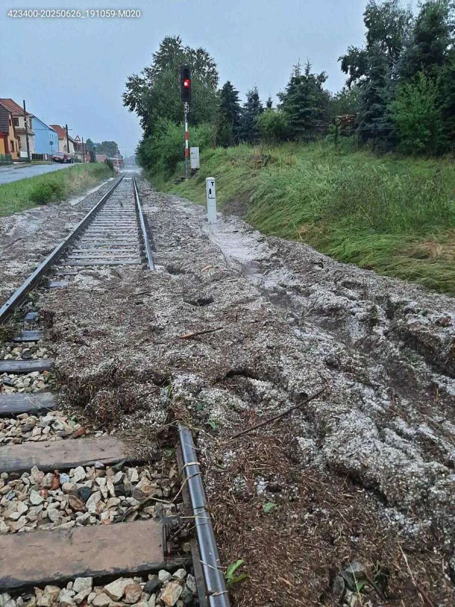 Hasiči na jihu Čech odstraňovali po bouřkách popadané stromy, voda podemlela trať