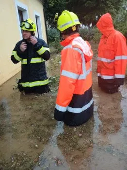 Hasiči na jihu Čech odstraňovali po bouřkách popadané stromy, voda podemlela trať