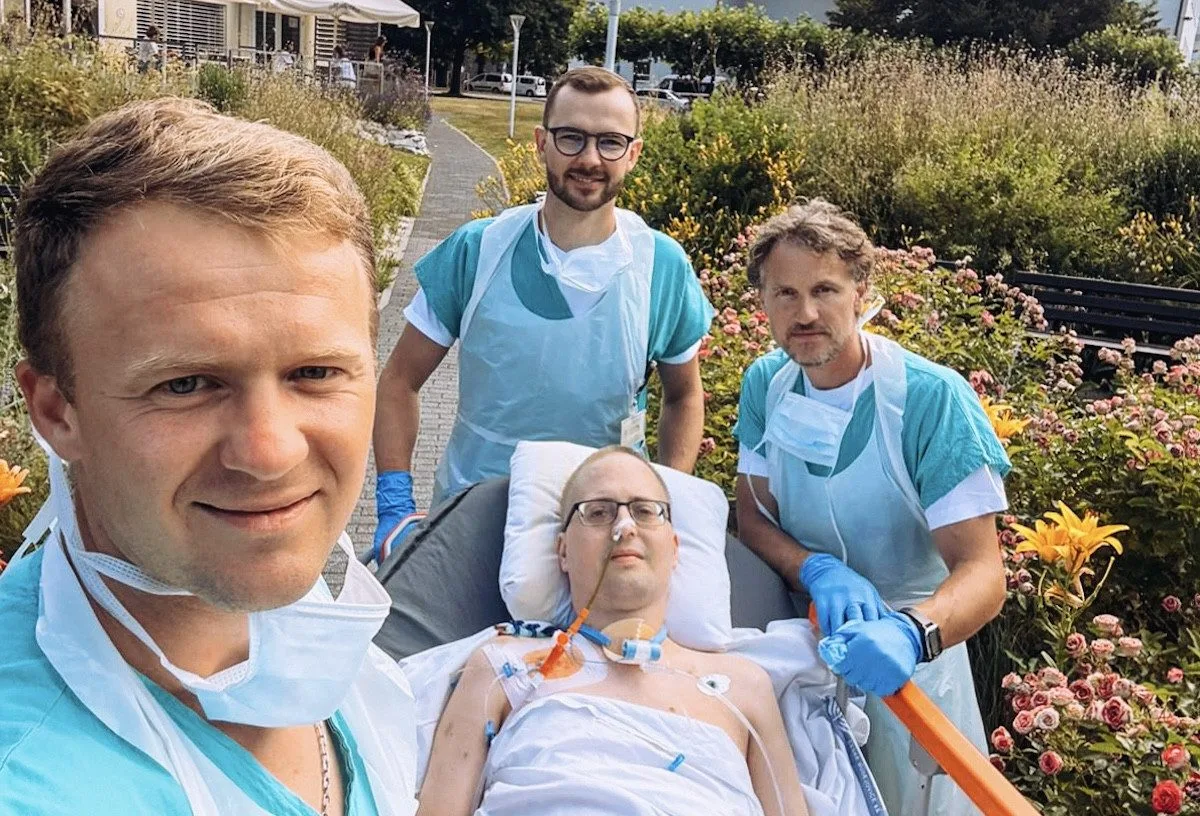 Po měsíci v umělém spánku poprvé na vzduchu. Zdravotníci z ARO potěšili pacienta výletem