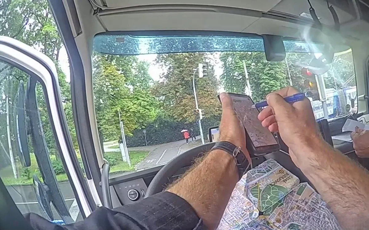Polský kamion se ztratil v centru a uvízl na chodníku, strážníci mu věnovali mapu
