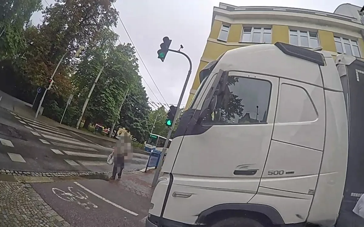 Polský kamion se ztratil v centru a uvízl na chodníku, strážníci mu věnovali mapu